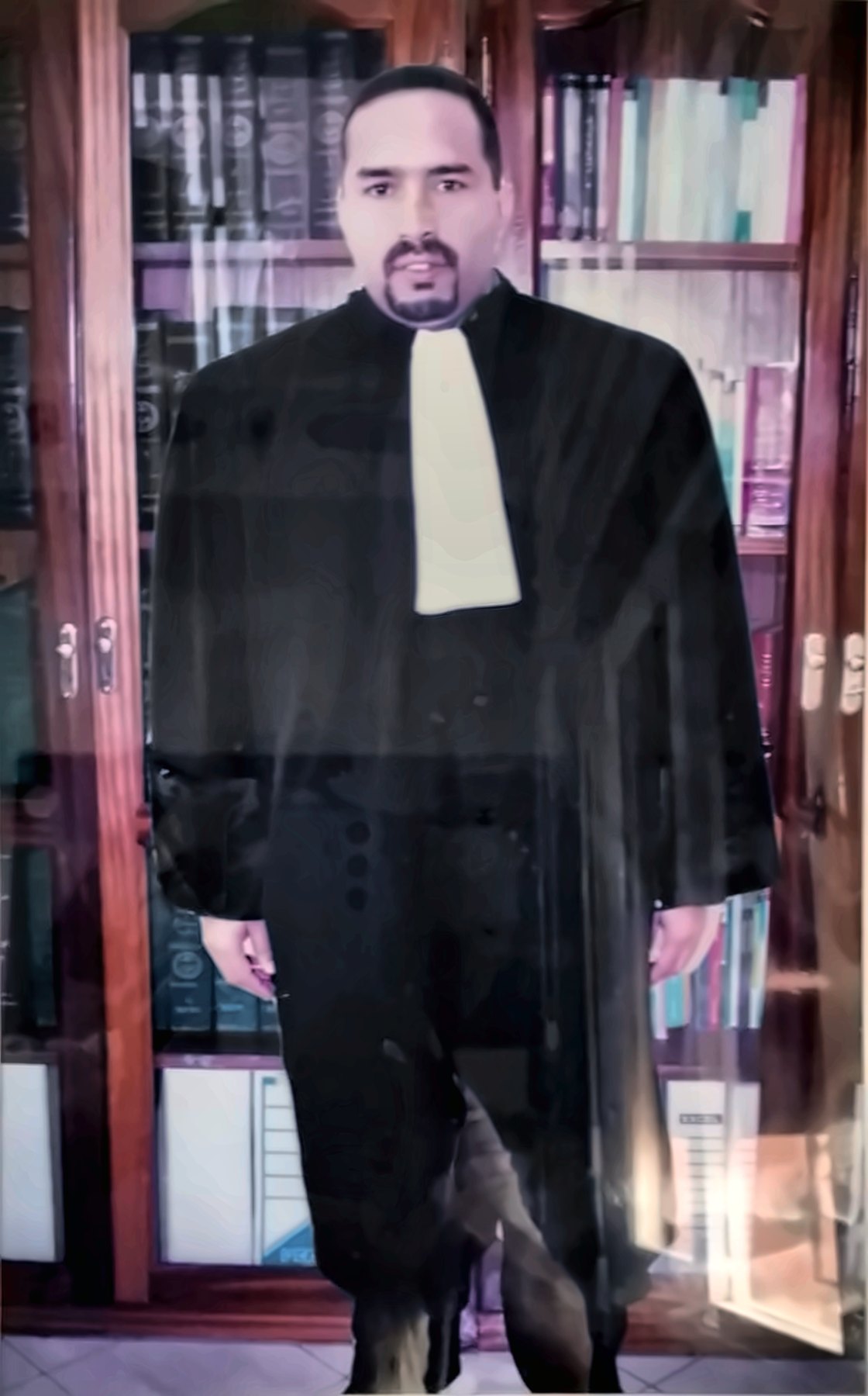 الأستاذ أحمد بكار واقفاً ببذلة المحاماة في مكتبه